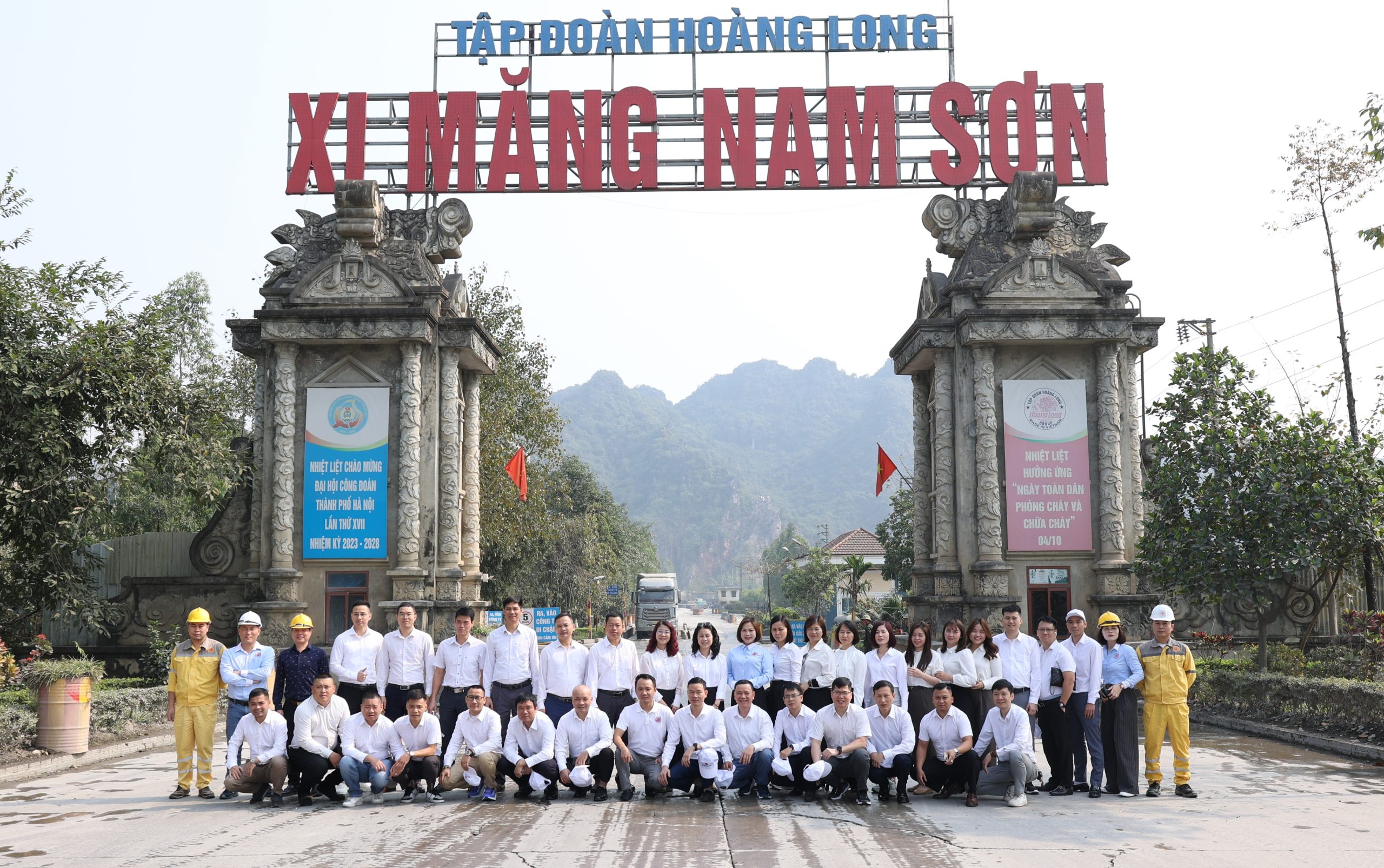 THAM QUAN, TRAO ĐỔI CHUYÊN MÔN TẠI NHÀ MÁY XI MĂNG HOÀNG LONG